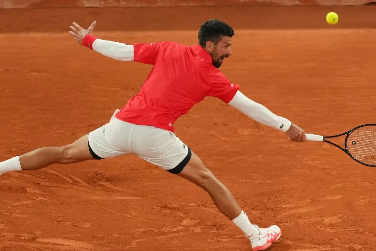 Djokovic no sufre en debut de Roland Garros