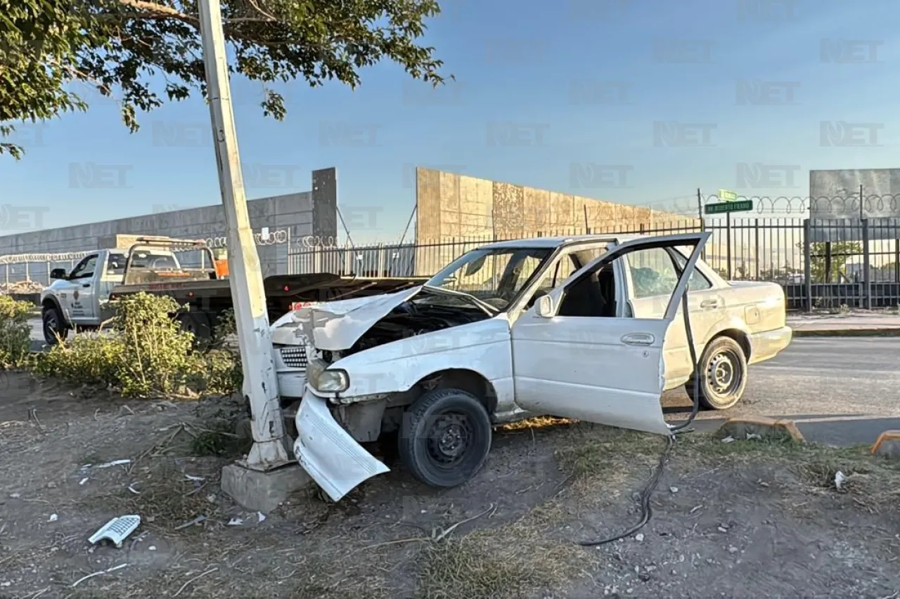 Choca contra poste y abandona su vehículo en el Parque Industrial Aeropuerto