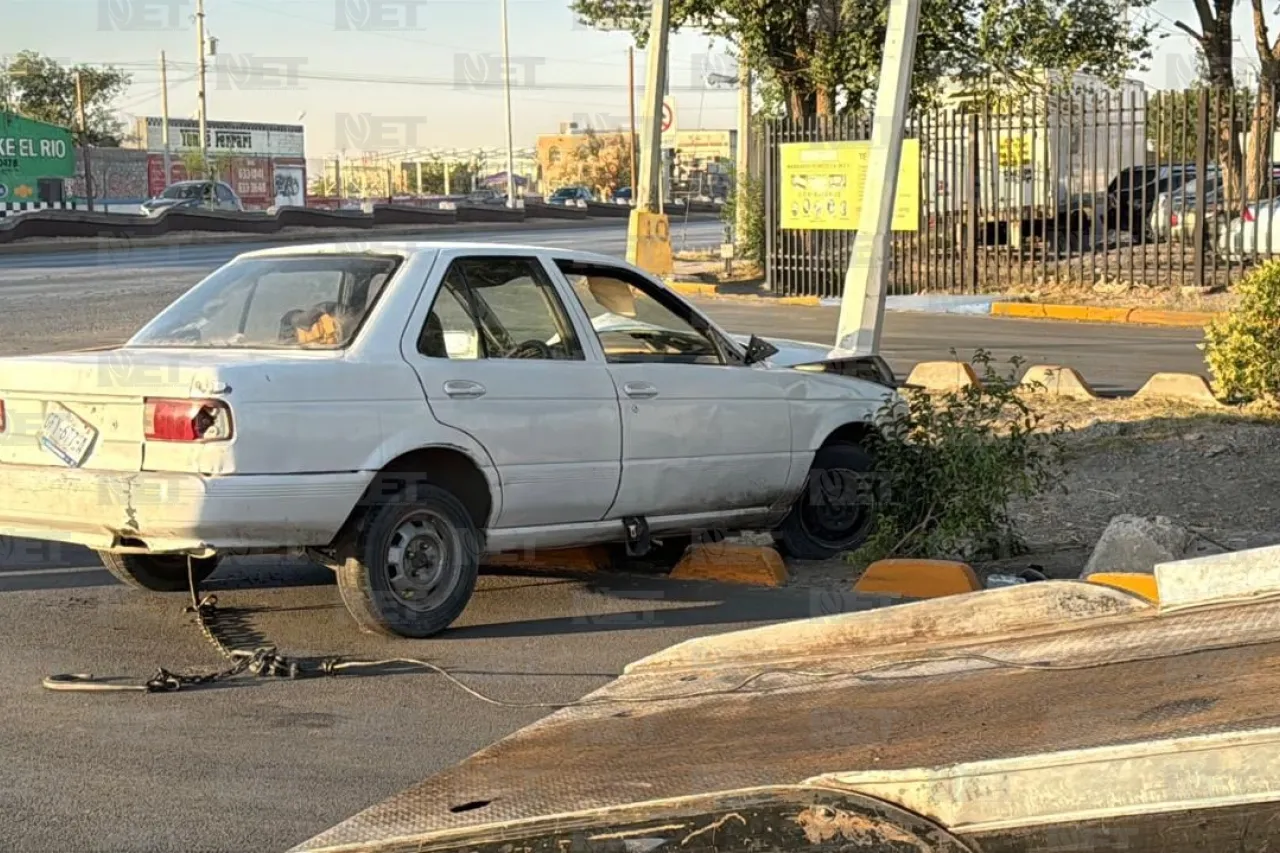 Choca contra poste y abandona su vehículo en el Parque Industrial ...