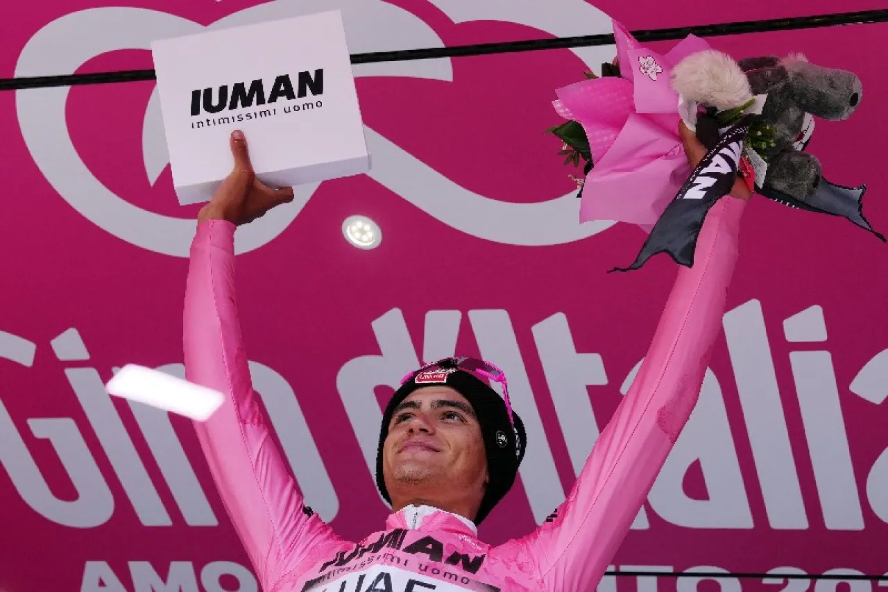 Se aferra Isaac del Toro a liderato en el Giro D'Italia