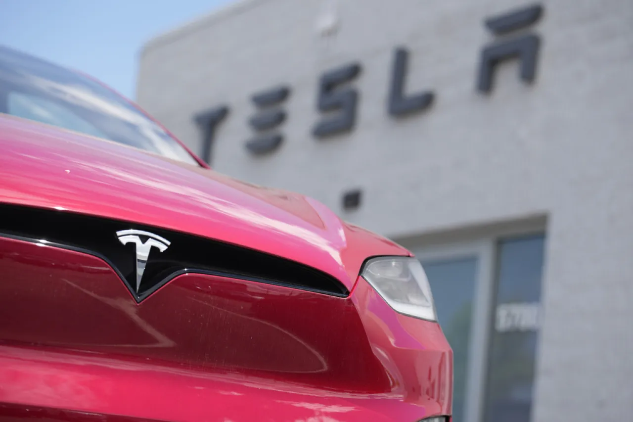 Las ventas mensuales de Tesla en Europa caen a la mitad