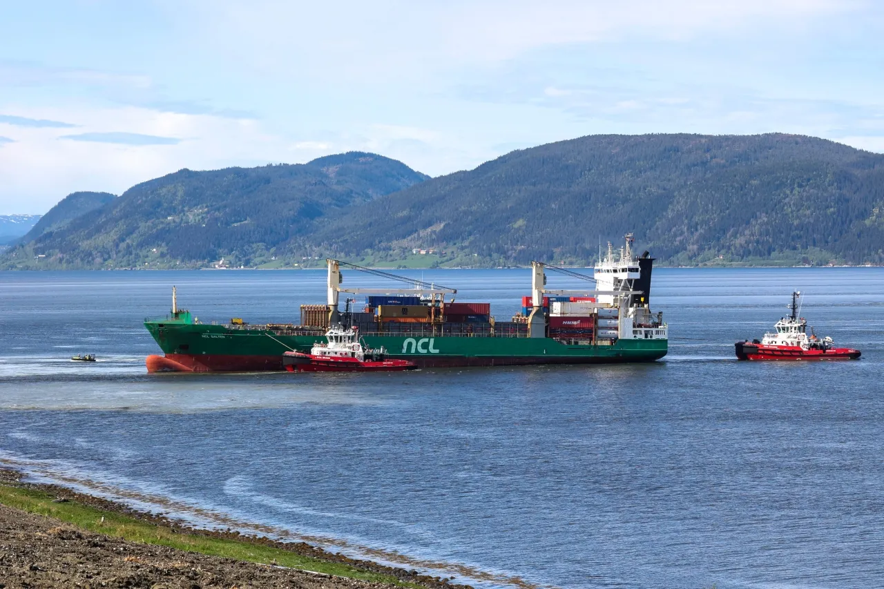Remolcan barco carguero que casi golpea una casa en Noruega