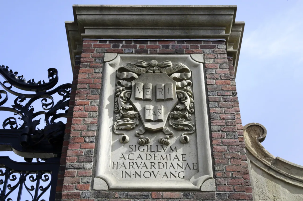Trump busca recortar 100 millones en contratos federales con Harvard