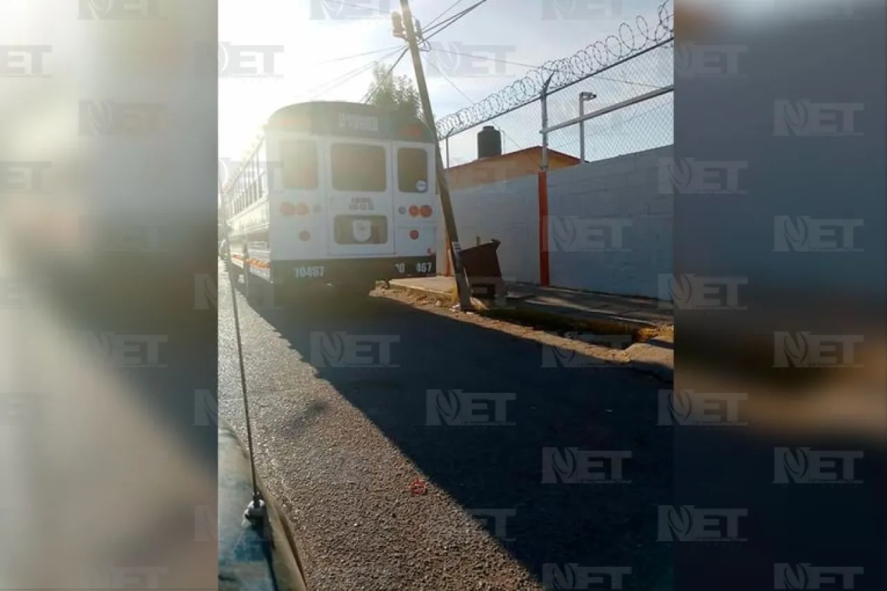 Derriba camión de personal poste frente a primaria al ir de reversa