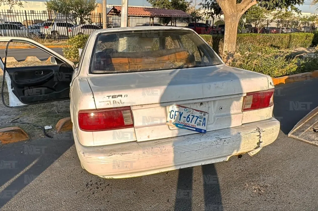Choca contra poste y abandona su vehículo en el Parque Industrial ...