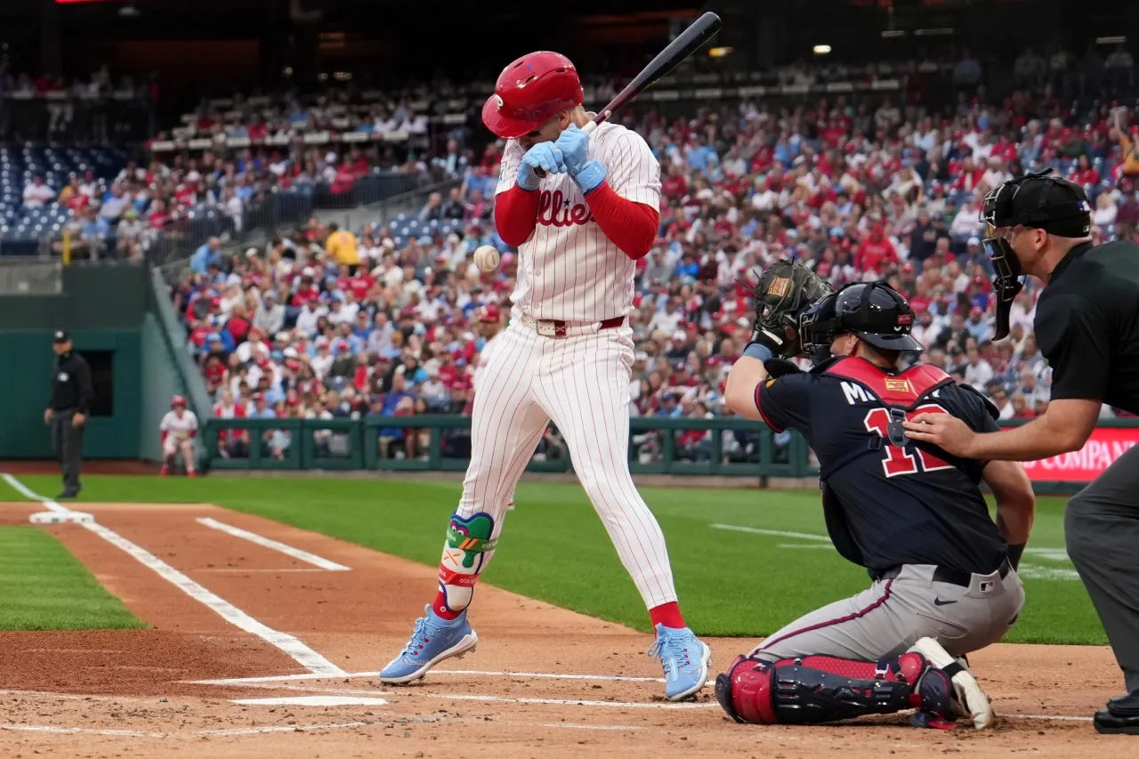 Bryce Harper abandona el juego tras ser golpeado por una recta a 95.3 mph