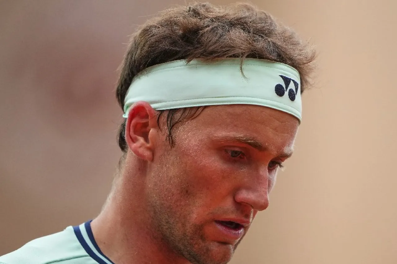 Roland Garros: Casper Ruud cae con la rodilla lesionada y Alcaraz pasa de ronda
