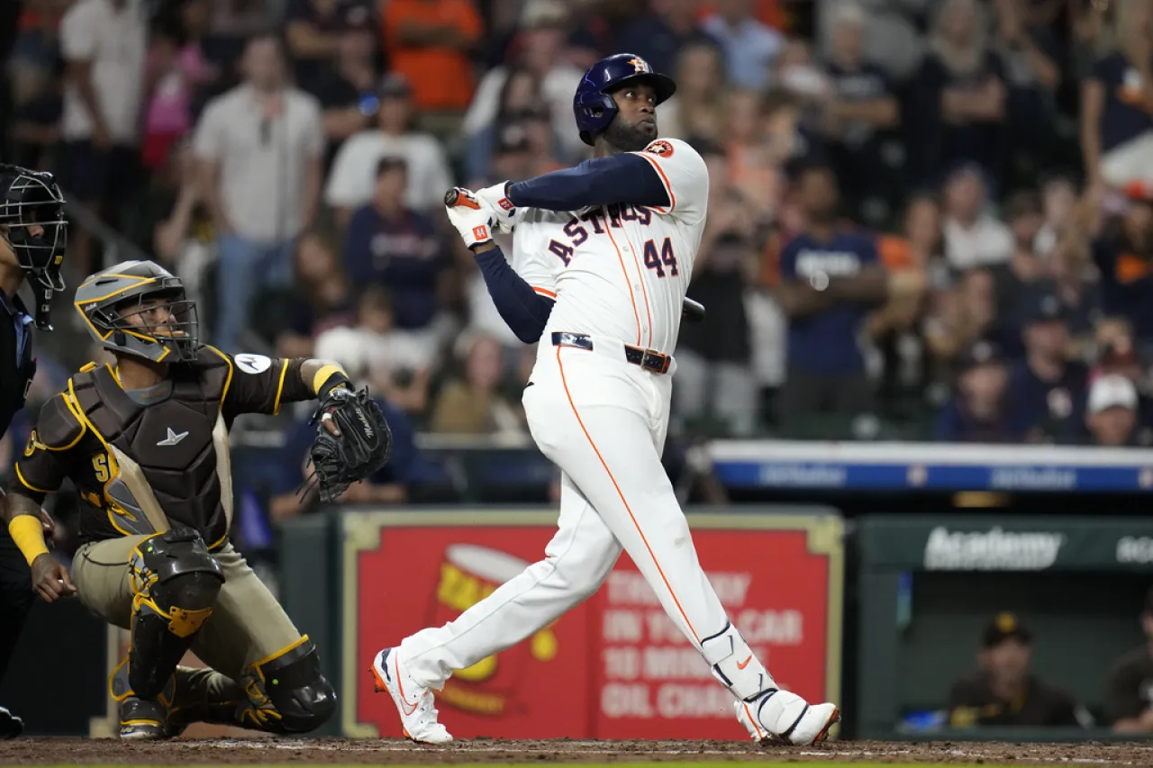 Yordan Álvarez 'muy cerca' de regresar con Astros tras lesión en la mano
