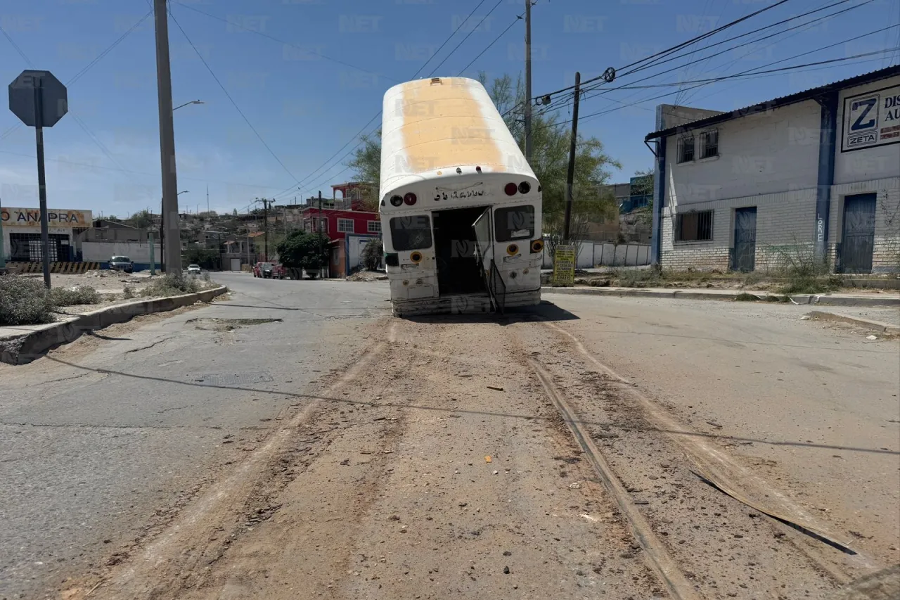 Camión usado como cuarto termina volcado al intentar ser retirado con grúa