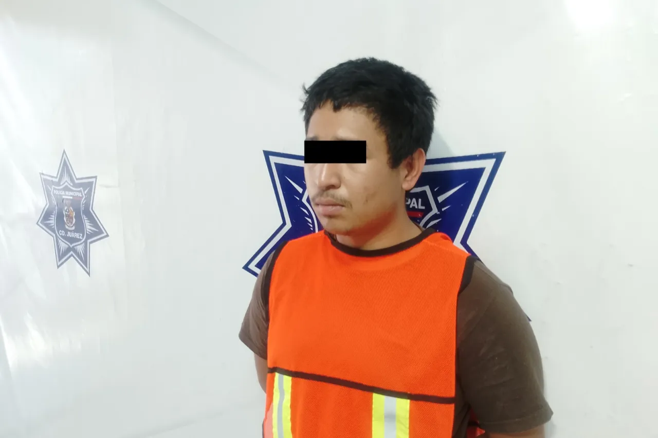 Arrestan a joven de 21 años con pistola en mano