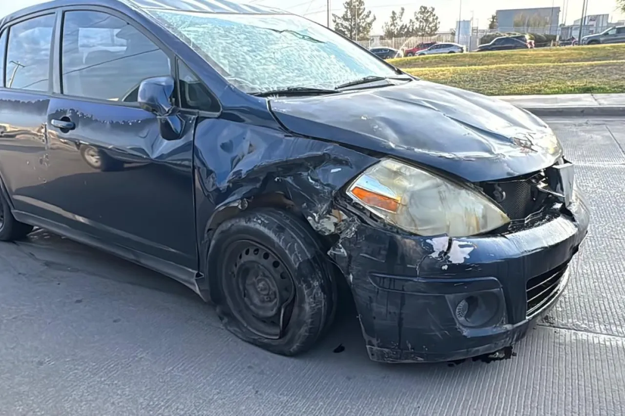 Conductora vuelca su vehículo en el área industrial de Salvárcar