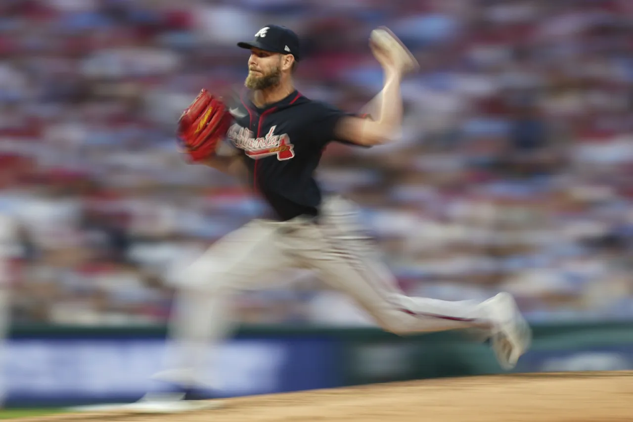 Bravos vencen a Filis y dividen doble tanda