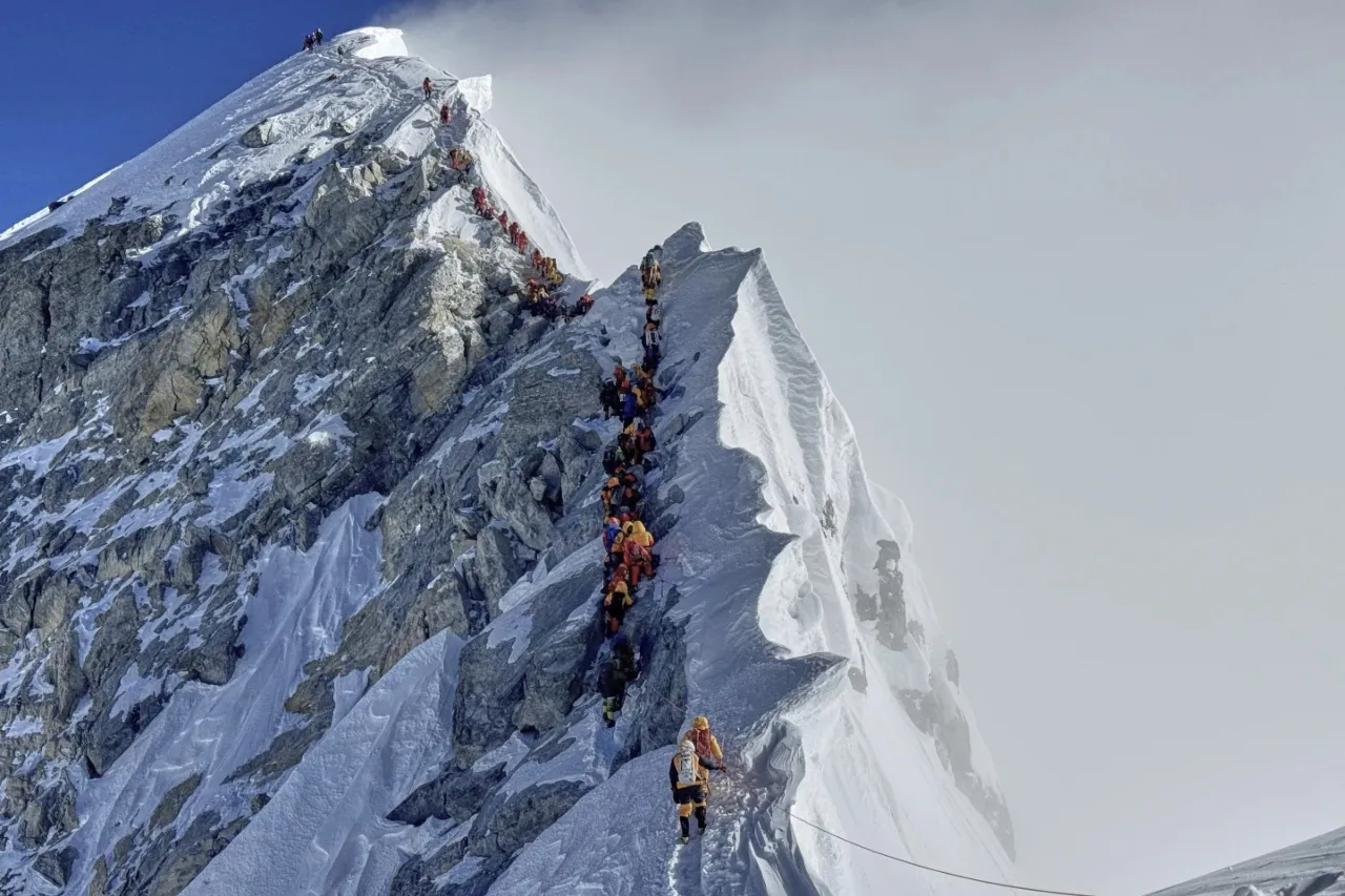 La comunidad de montañismo celebra el 72 aniversario de la conquista del Everest