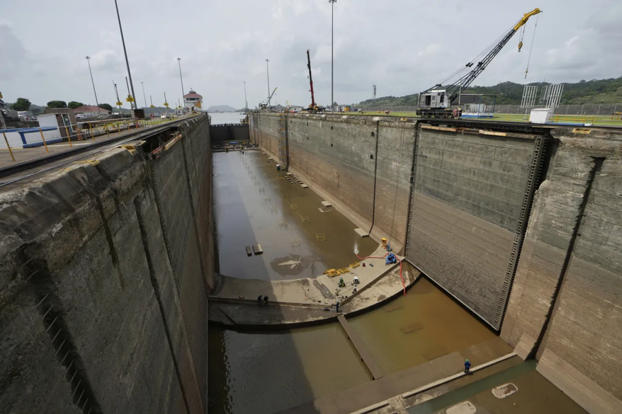 Vacían esclusa de Canal de Panamá para mantenimiento