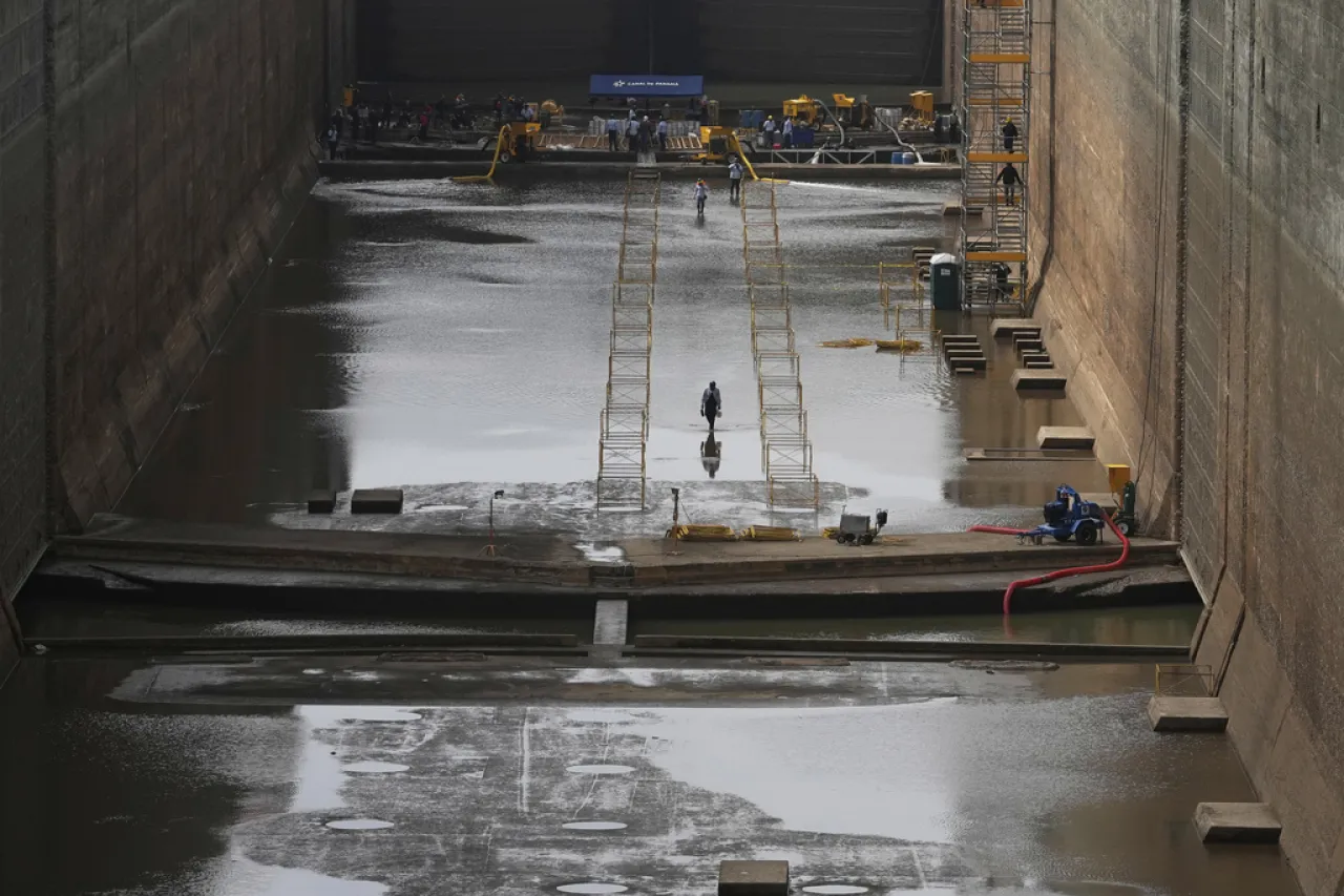 Vacían esclusa de Canal de Panamá para mantenimiento