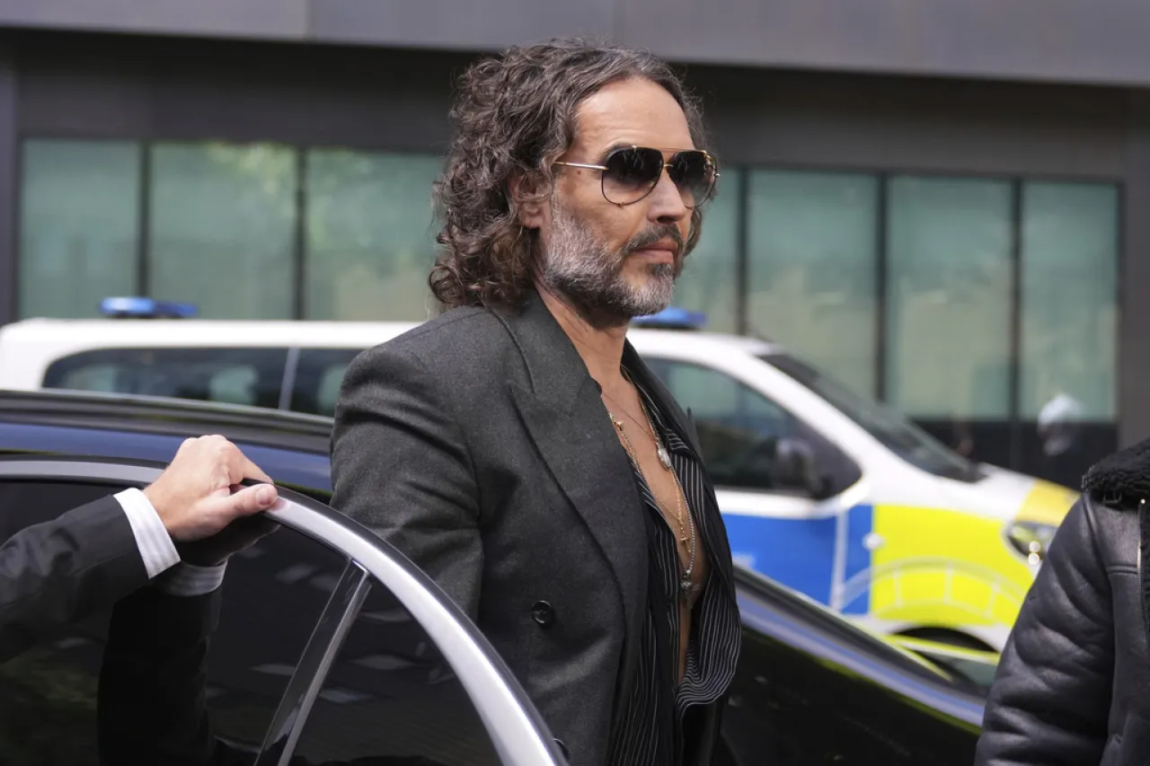 Russell Brand se declara inocente de cargos de violación y agresión sexual