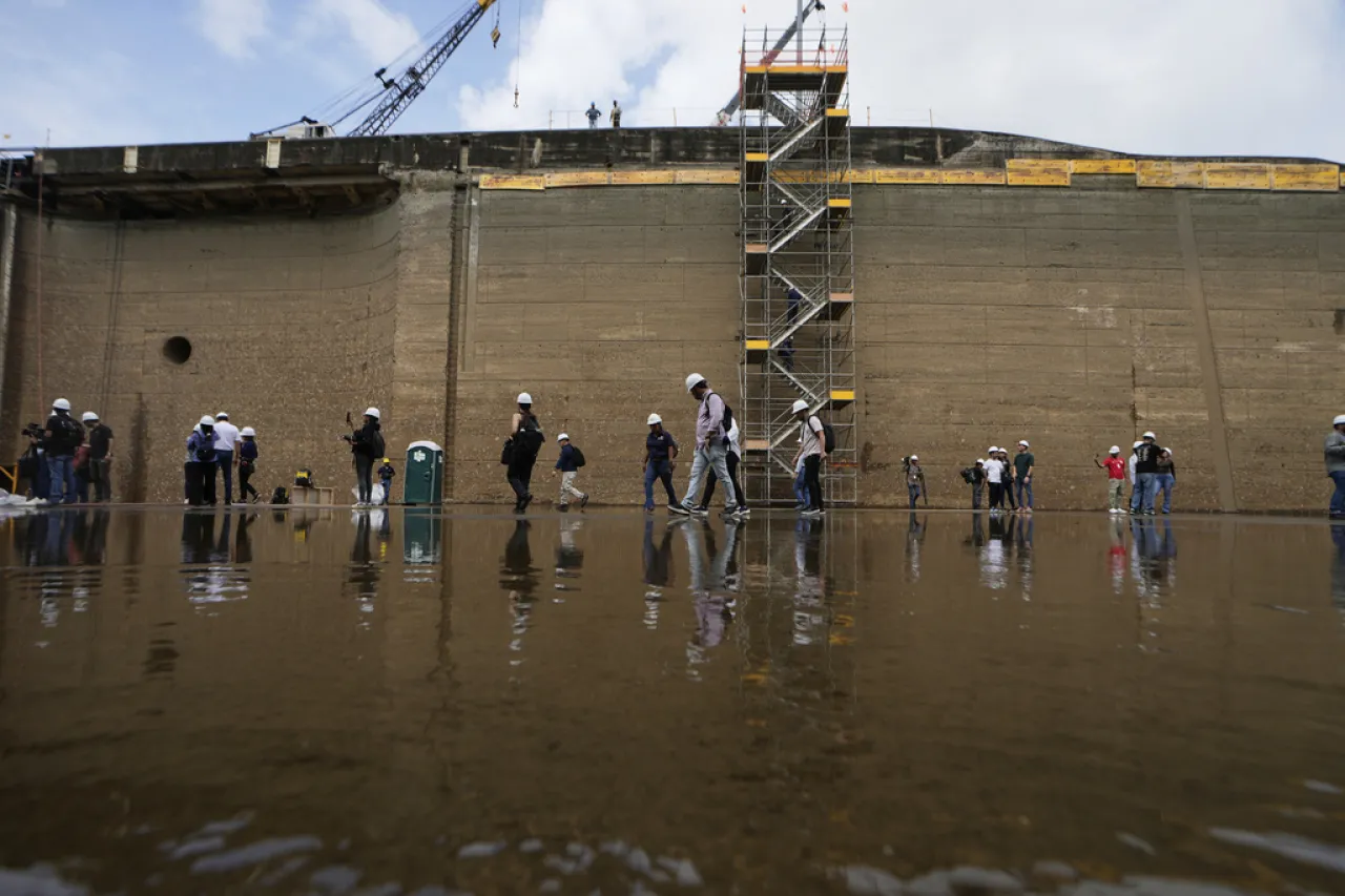 Vacían esclusa de Canal de Panamá para mantenimiento