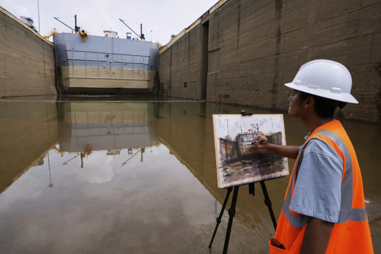 Vacían esclusa de Canal de Panamá para mantenimiento