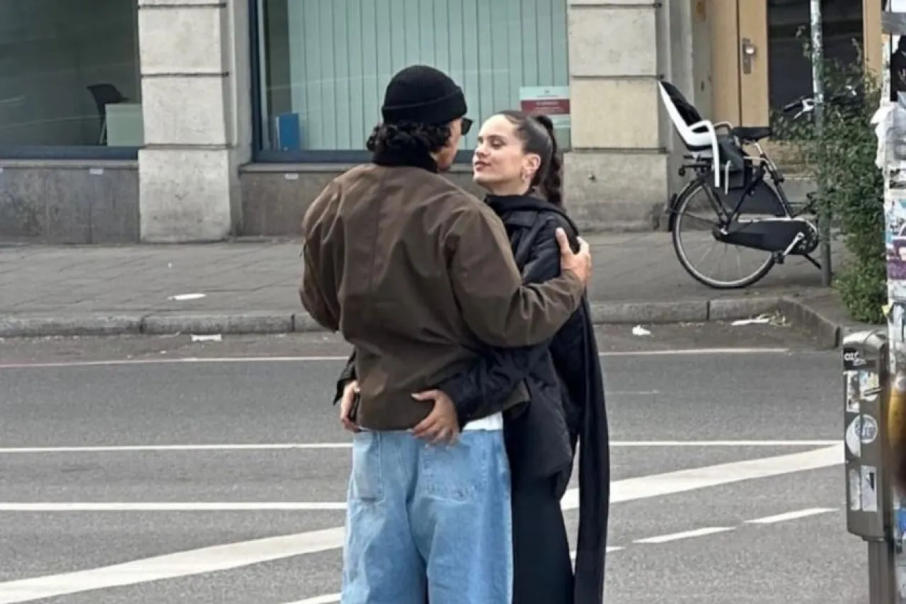 Rosalía estrena romance; captan a la cantante con el actor Emilio Sakraya
