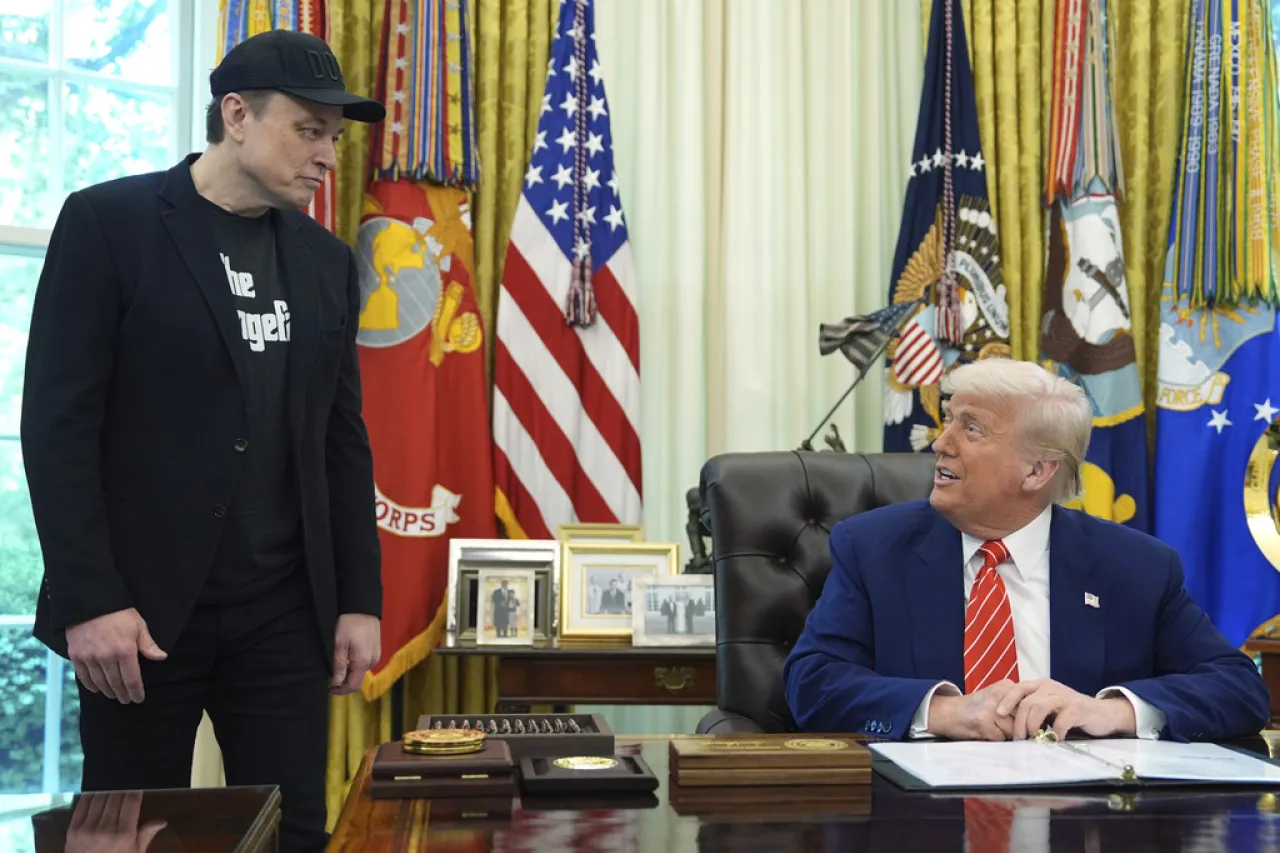 Trump se despide de Elon Musk en el Despacho Oval y lo llena de elogios