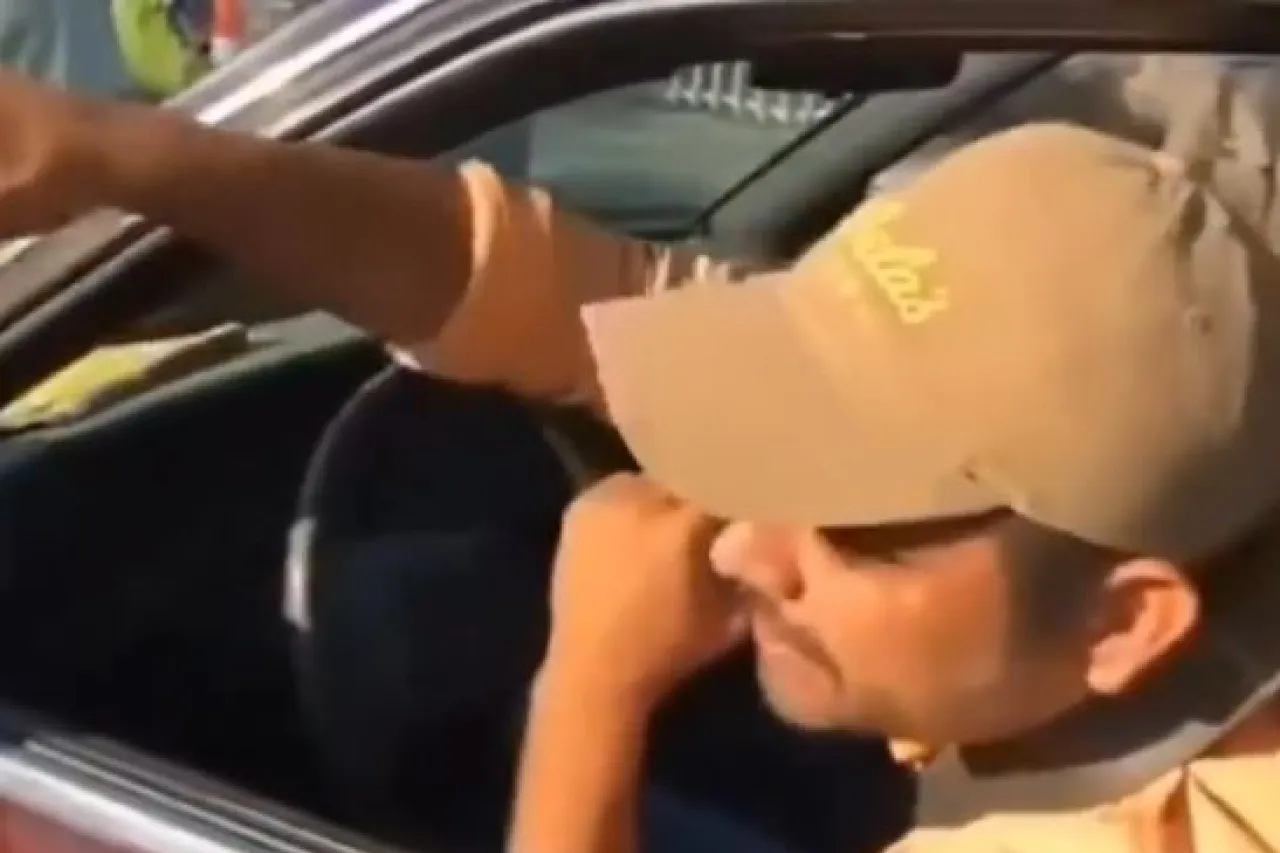 'Tienen un buen trabajo y se quejan de todo'; encara a maestros por bloqueos