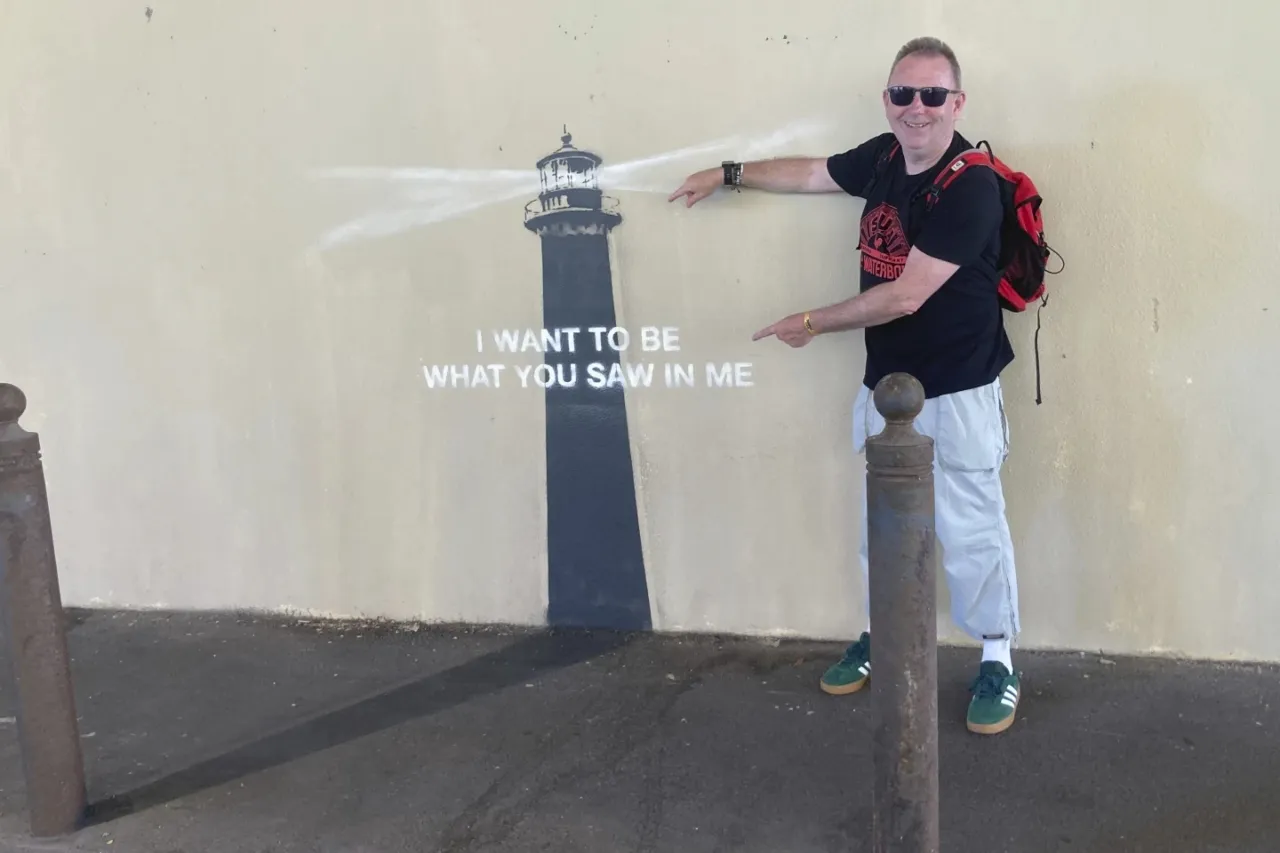 Marsella: Una sombra se convierte en arte en el último mural callejero de Banksy