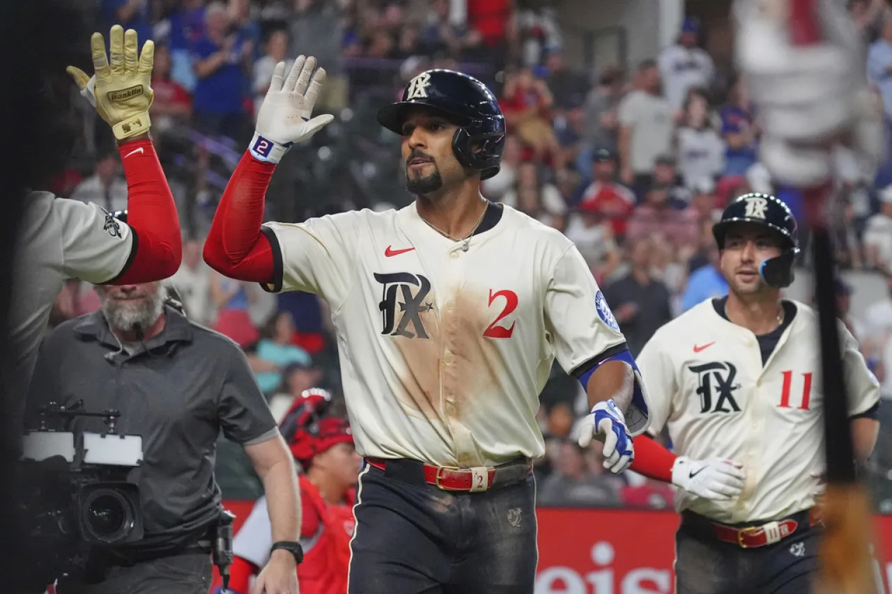Despiertan bates de Rangers en paliza sobre Cardenales