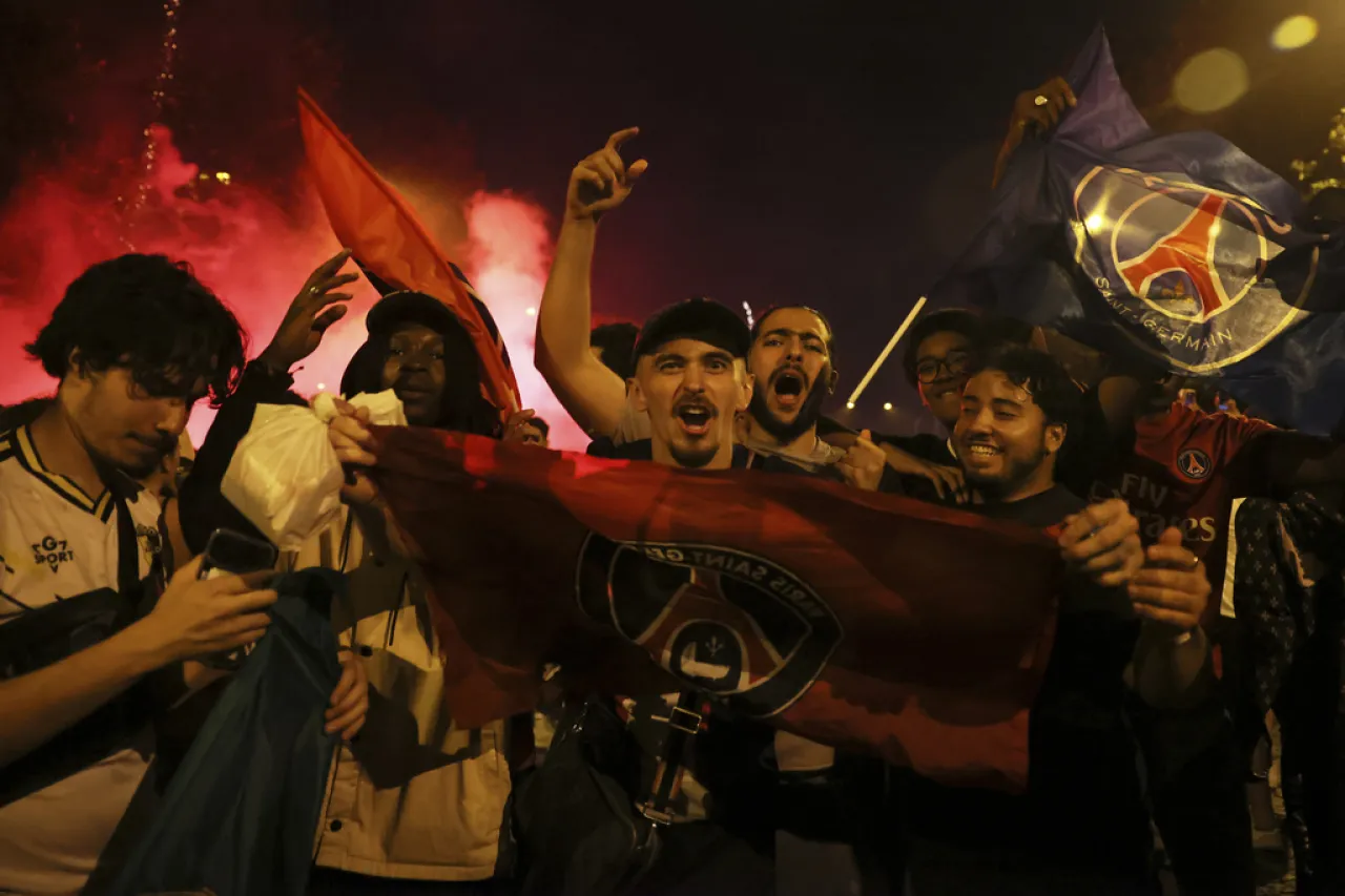 Eufóricos, aficionados del PSG celebran primer título del club en la Champions