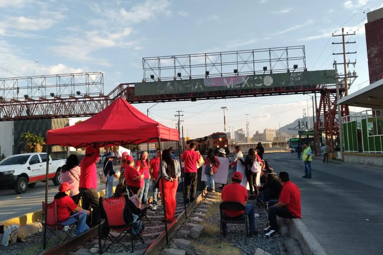 Chihuahua: Toman docentes carreteras y vías férreas
