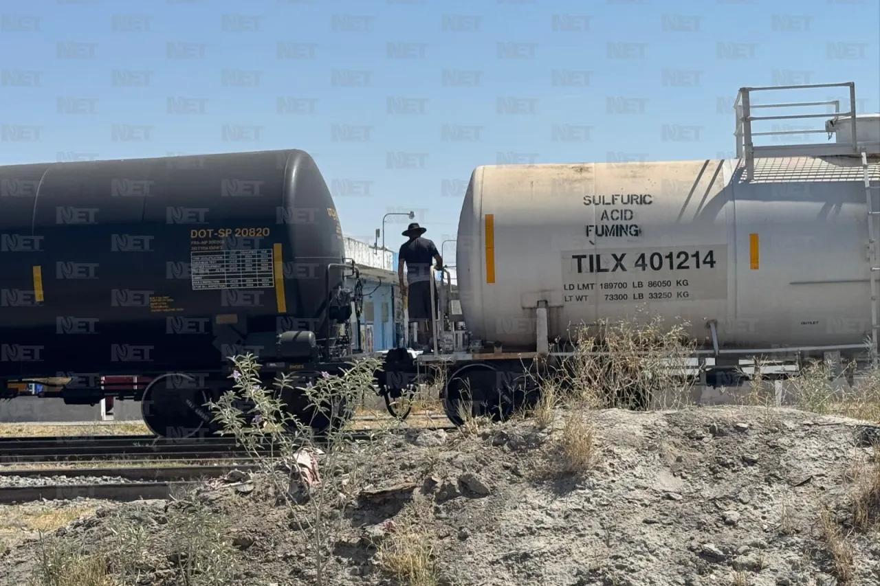 Tren detenido obliga a transeúntes a cruzar entre vagones en la Sanders