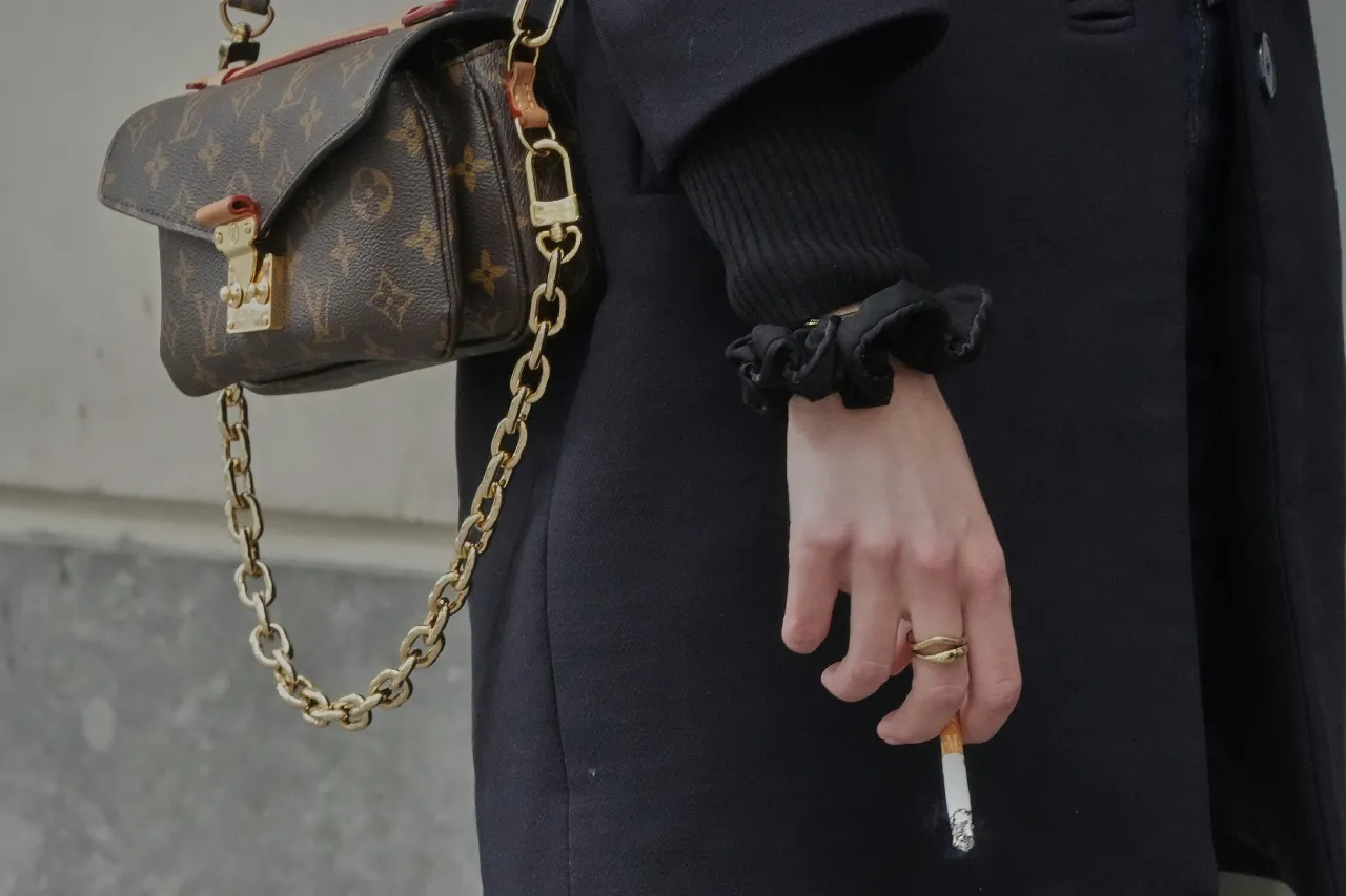 Francia, el país que hizo que fumar fuera sexy, rompe con el tabaquismo