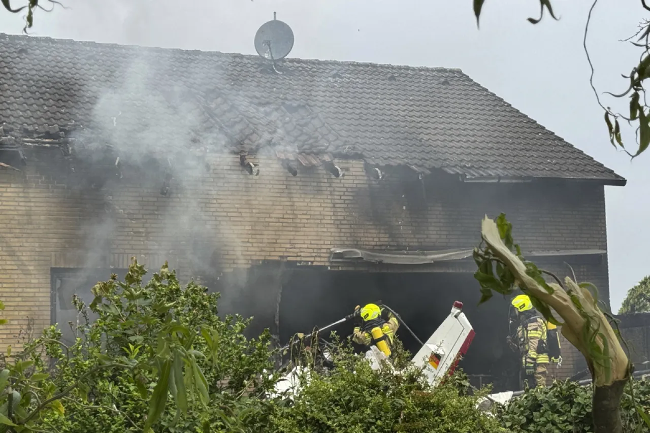 Avioneta se estrella contra terraza de una casa en Alemania; hay 2 muertos