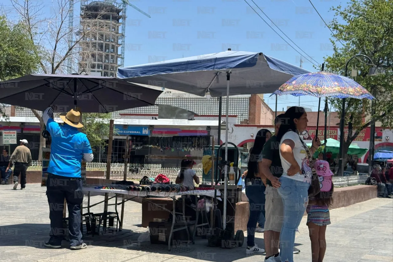 Sombrillas, gorros y aguas frescas: así enfrenta Juárez el calor