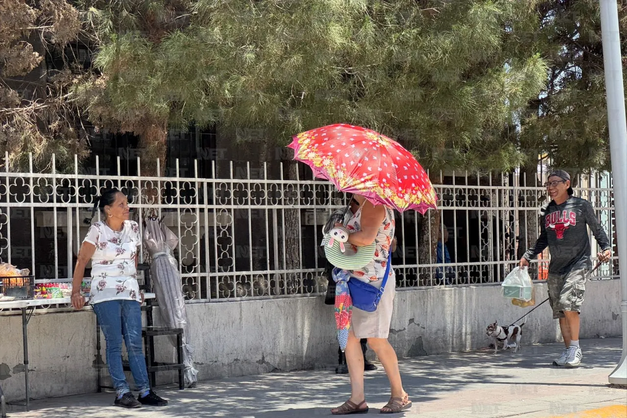 Sombrillas, gorros y aguas frescas: así enfrenta Juárez el calor