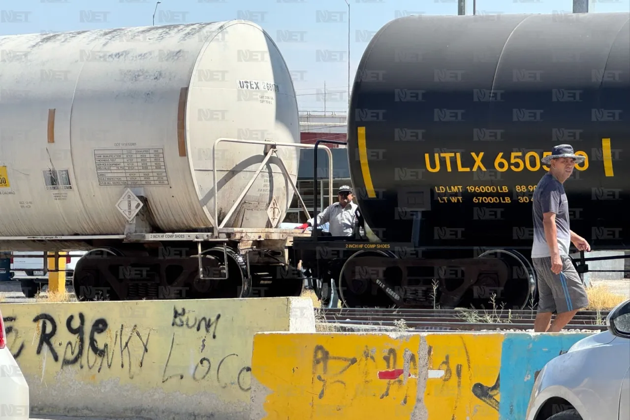 Tren detenido obliga a transeúntes a cruzar entre vagones en la Sanders