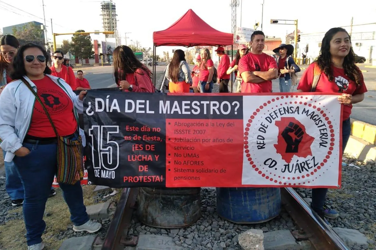 Chihuahua: Toman docentes carreteras y vías férreas