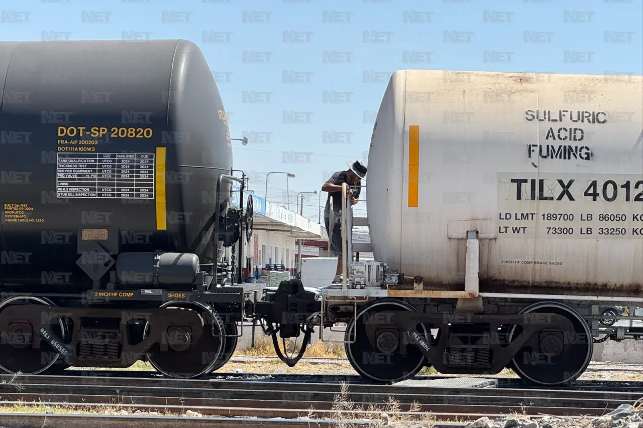 Tren detenido obliga a transeúntes a cruzar entre vagones en la Sanders
