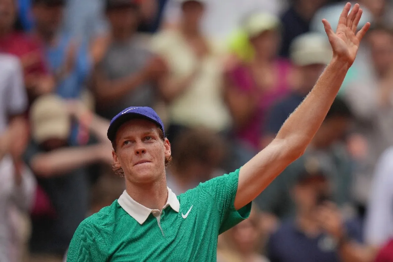 Jannik Sinner barre en Roland Garros y se mete a 4ta ronda