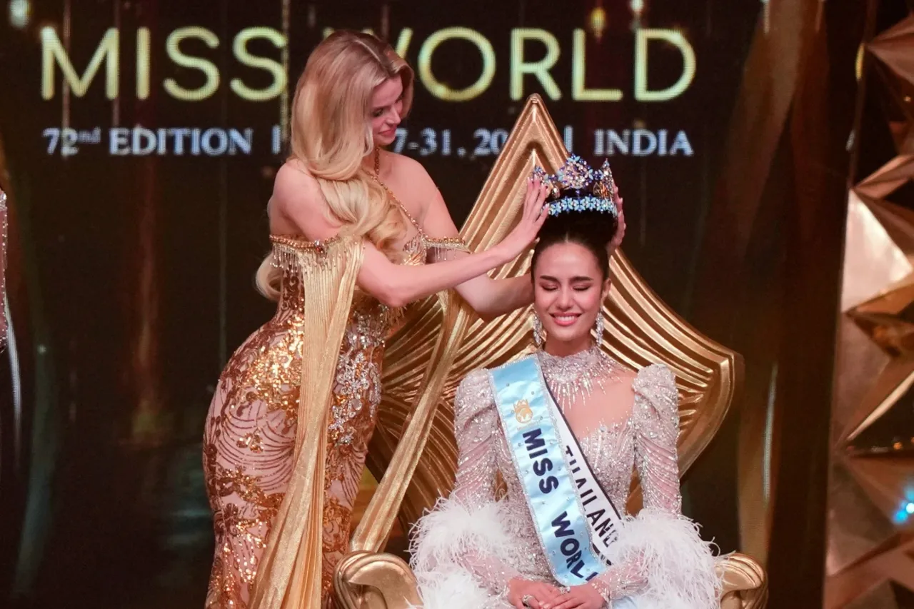 Coronan a Opal Suchata Chuangsri de Tailandia como Miss Mundo 2025