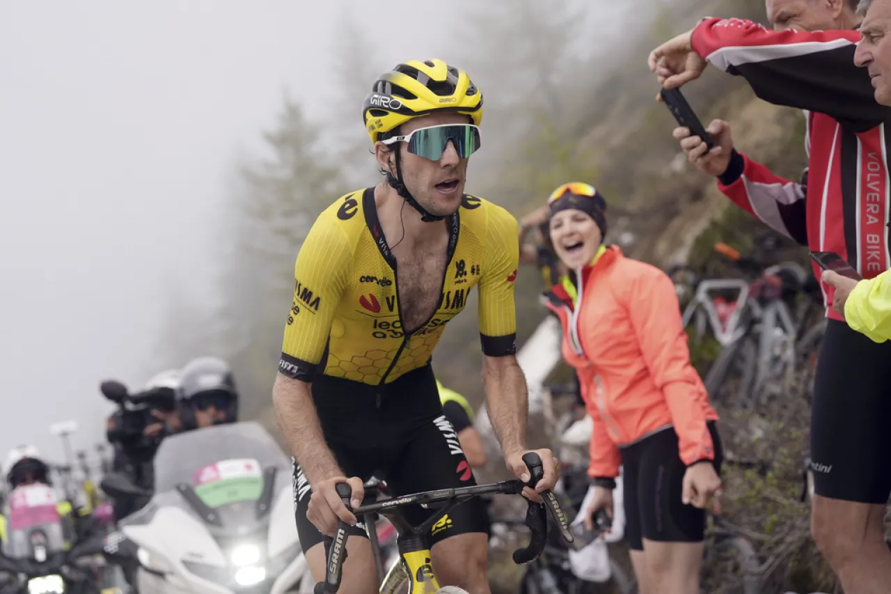 Mexicano Isaac del Toro pierde el liderato del Giro de Italia