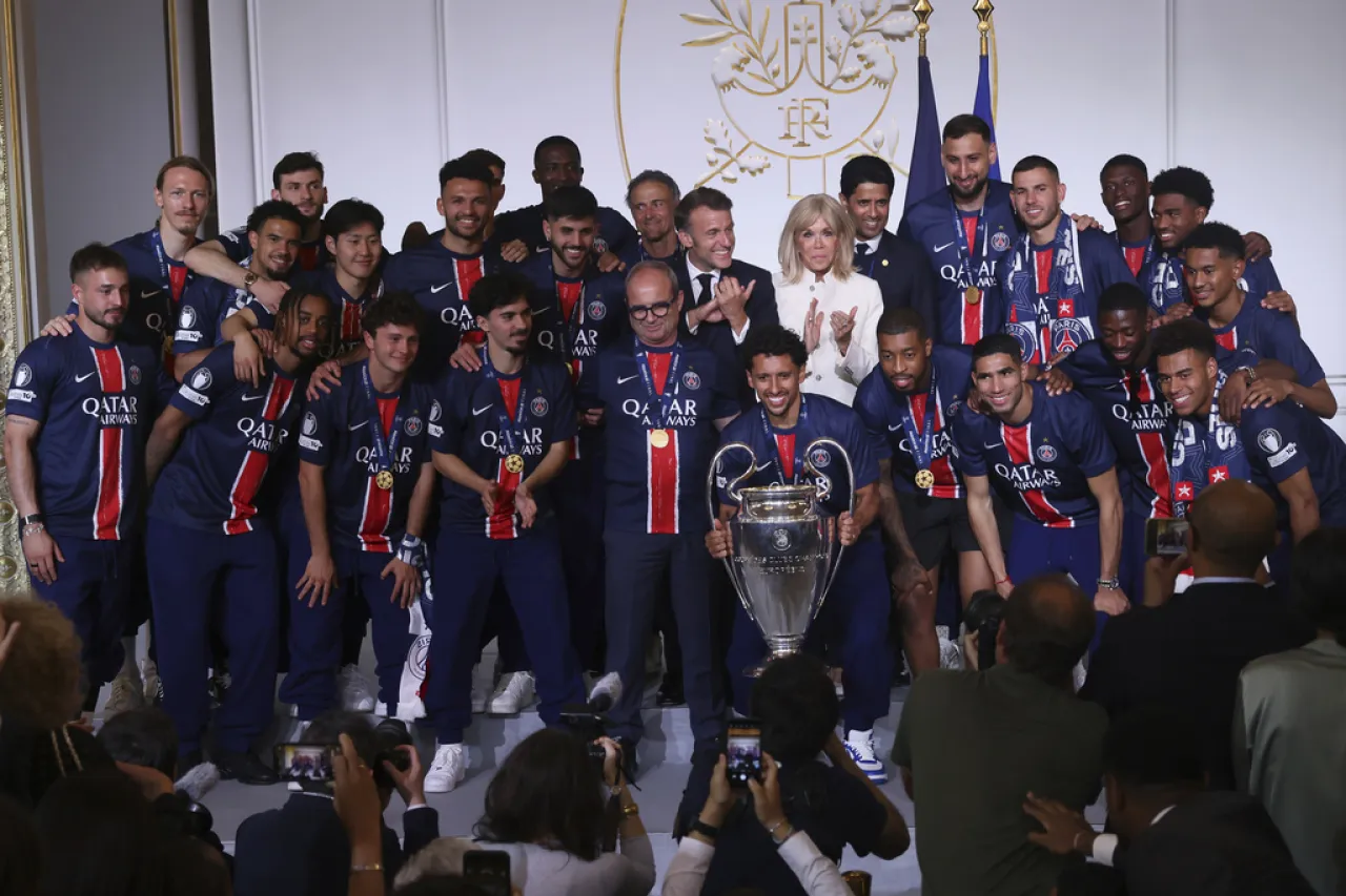 PSG presenta el trofeo de la Champions a su afición en desfile por París