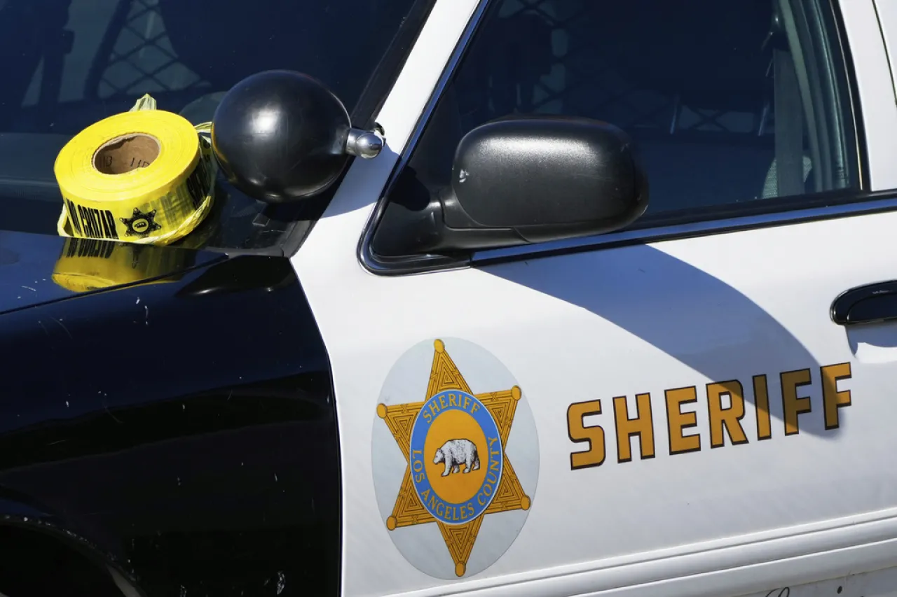 Mueren 2 personas y otro queda herido en tiroteo en Los Ángeles
