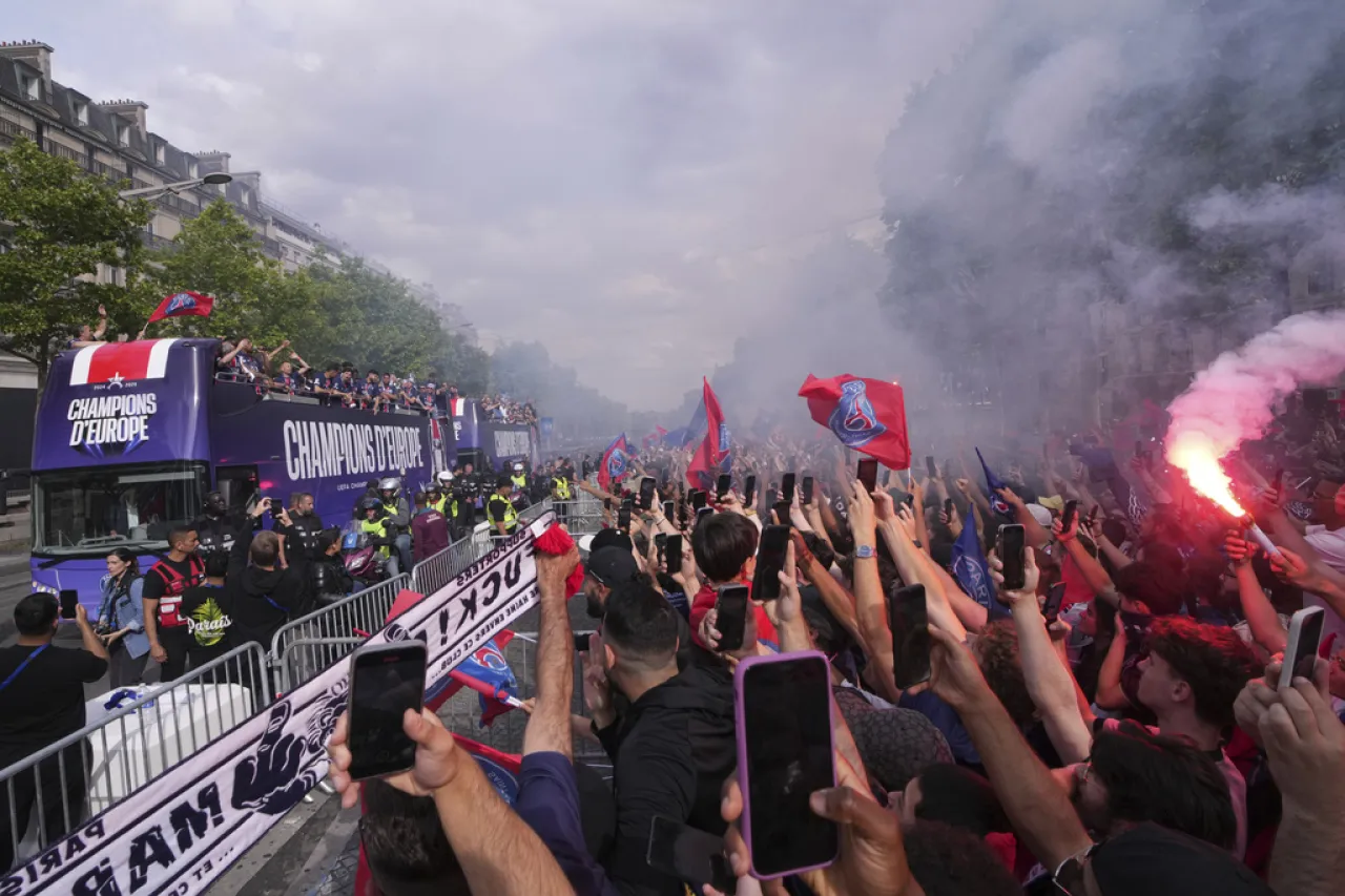 PSG presenta el trofeo de la Champions a su afición en desfile por París