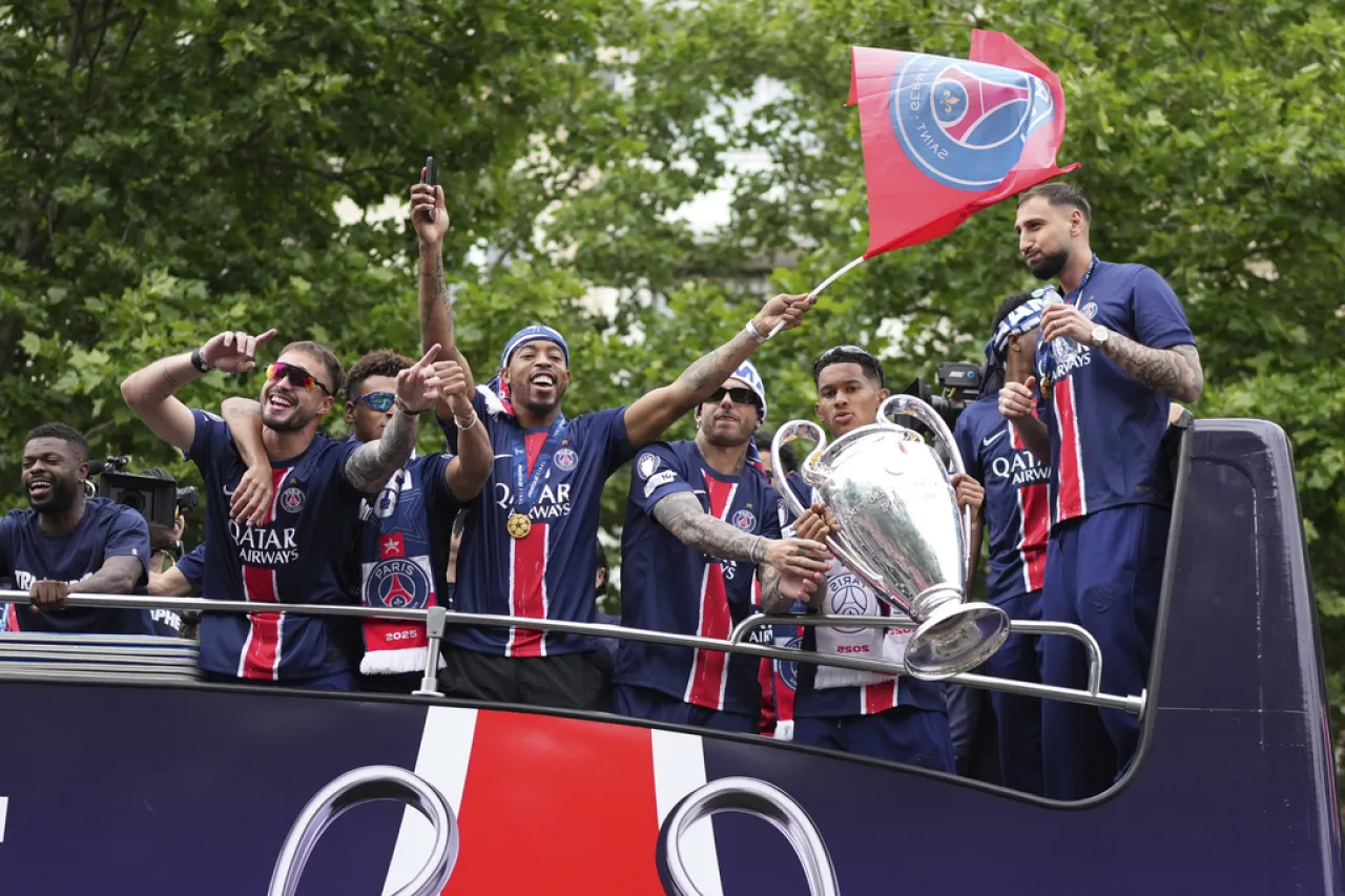PSG presenta el trofeo de la Champions a su afición en desfile por París