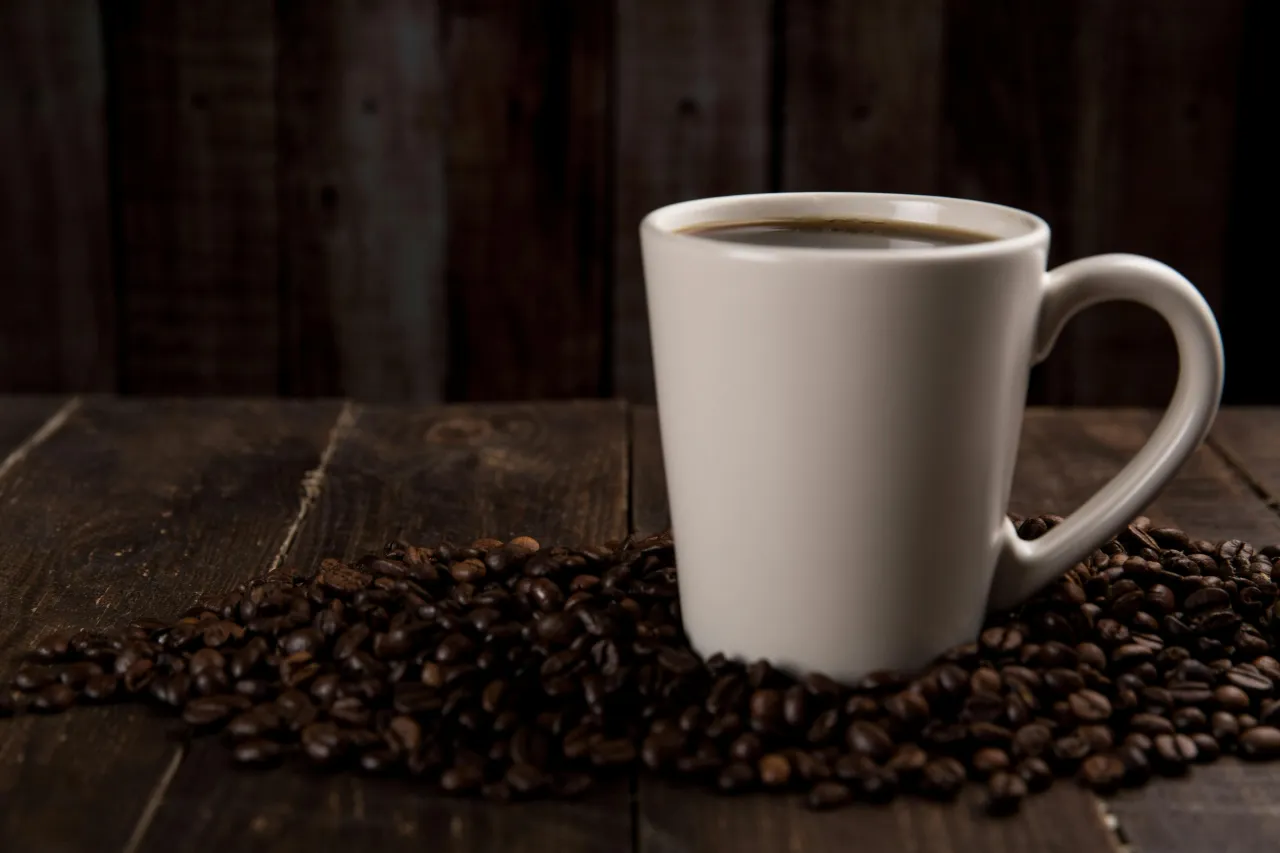¿Café en ayunas? Mejor empieza con agua por estas razones