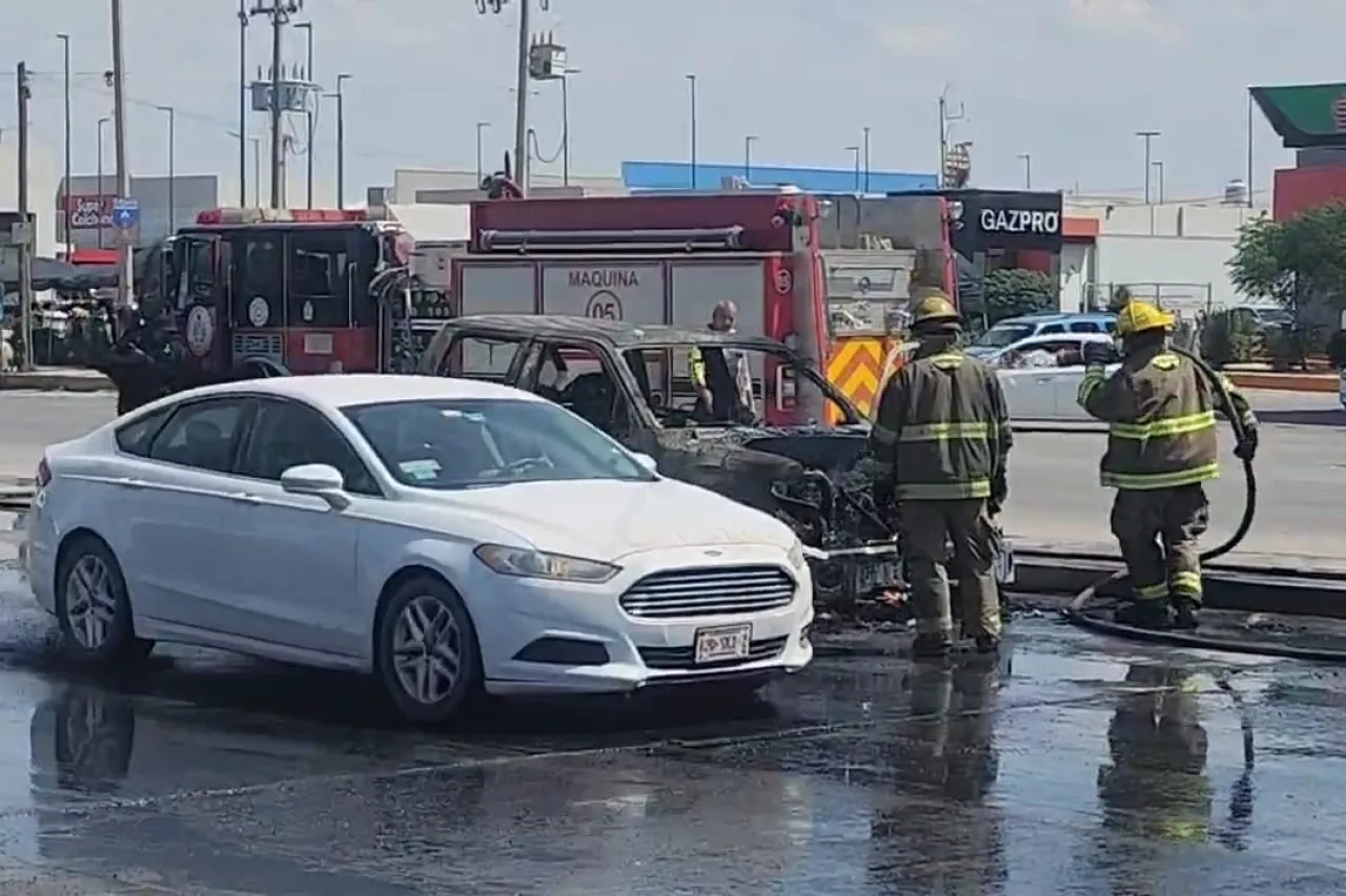 Se incendia camioneta en la carretera Juárez-Porvenir