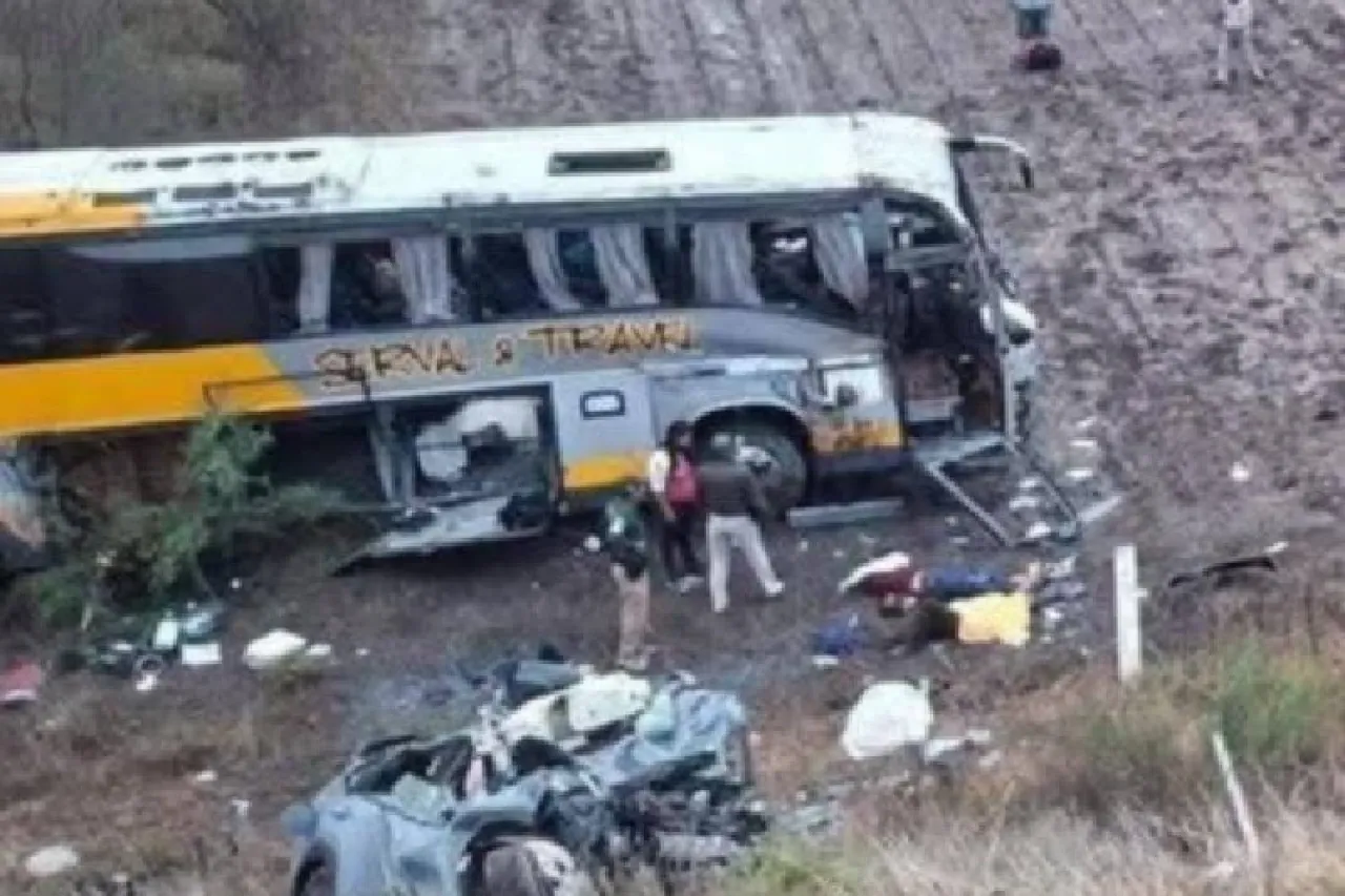 Trágico accidente de autobús en carretera de SLP deja 4 muertos y 20 heridos