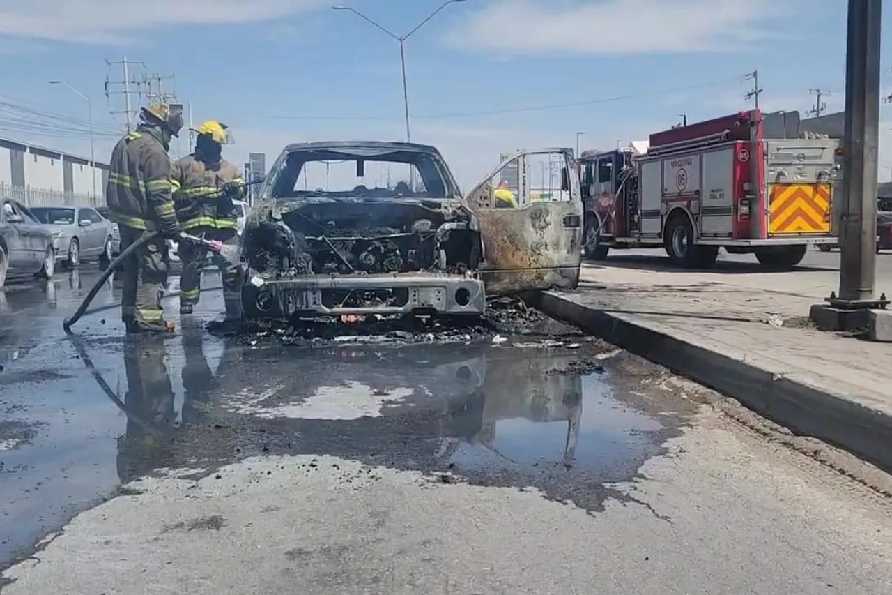 Se incendia camioneta en la carretera Juárez-Porvenir
