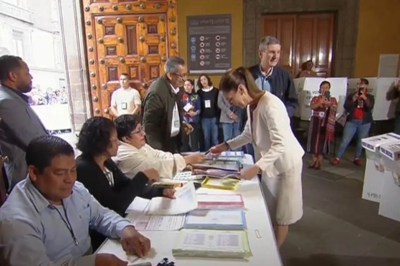 Regala Sheinbaum su autógrafo a funcionaria de casilla