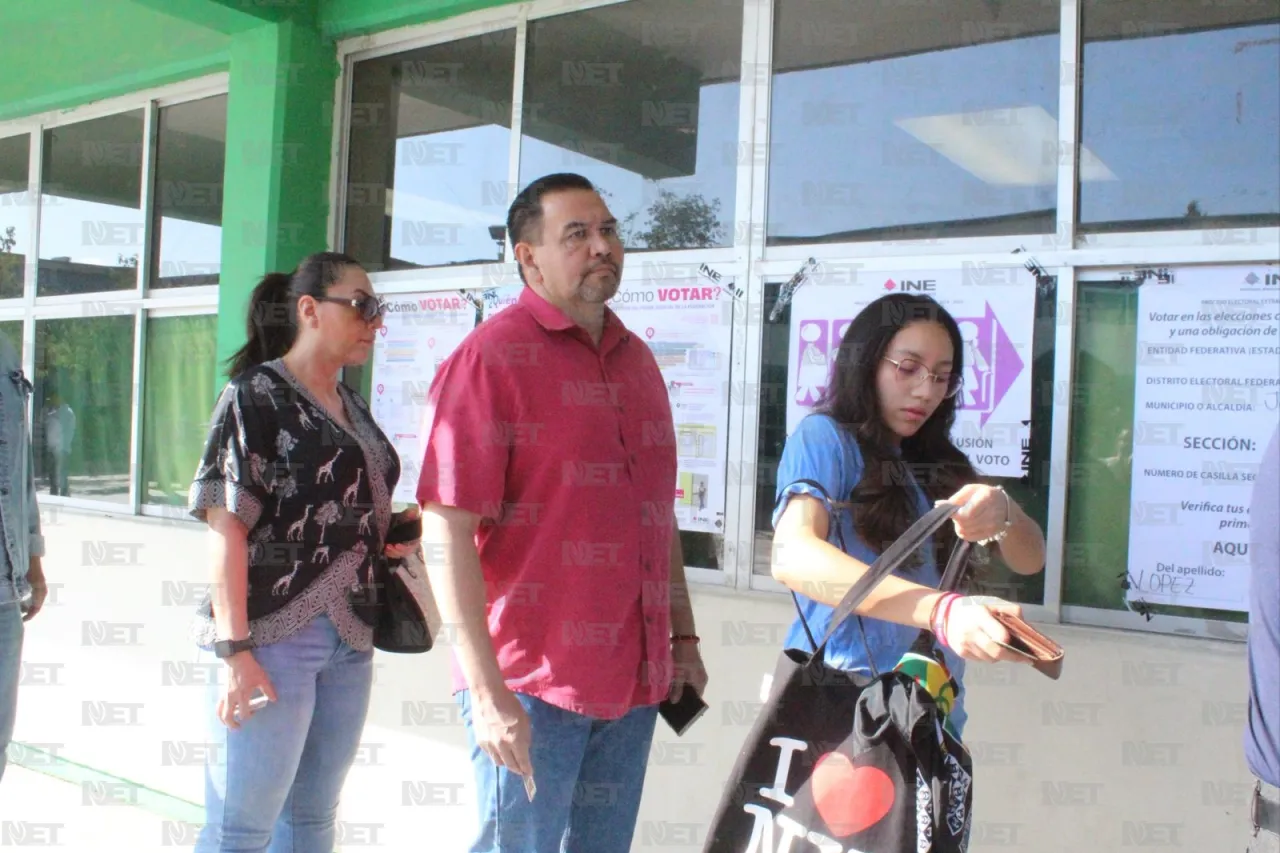 Llega alcalde a votar en elecciones del Poder Judicial